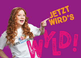 Postkarte mit einem Mädchen, das ein T-Shirt mit der Aufschrift "Werte machen Schule" trägt. Sie zeigt auf den Schriftzug: "Jetzt wird's WYLD!" Postkarte mit einem Mädchen, das ein T-Shirt mit der Aufschrift "Werte machen Schule" trägt. Sie zeigt auf den Schriftzug: "Jetzt wird's WYLD!"