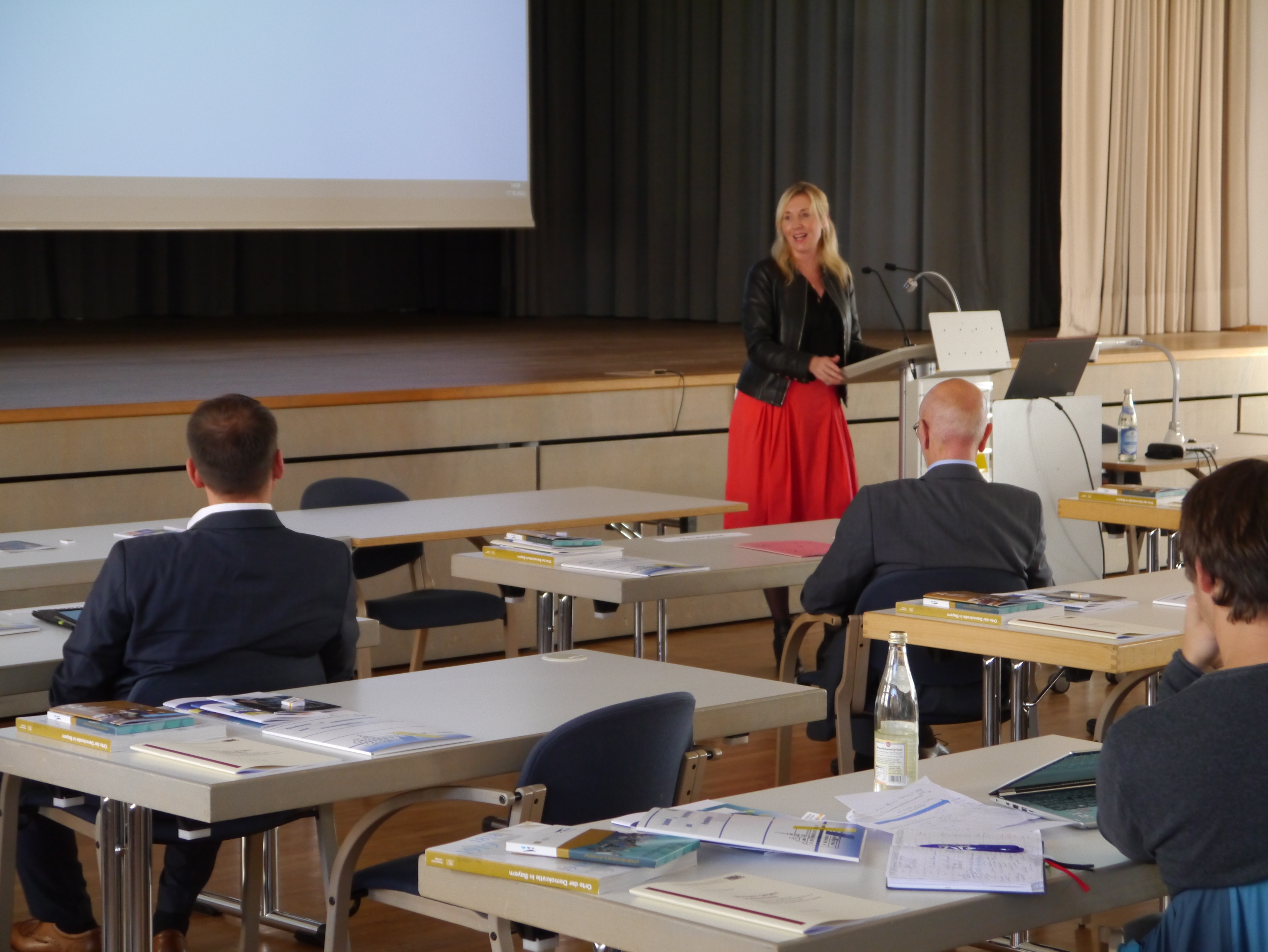 Staatssekretärin Anna Stolz überbringt Grußworte an die Tagungsgäste, Aula Dillingen, 18. Oktober 2022, Foto: © A. Weiland