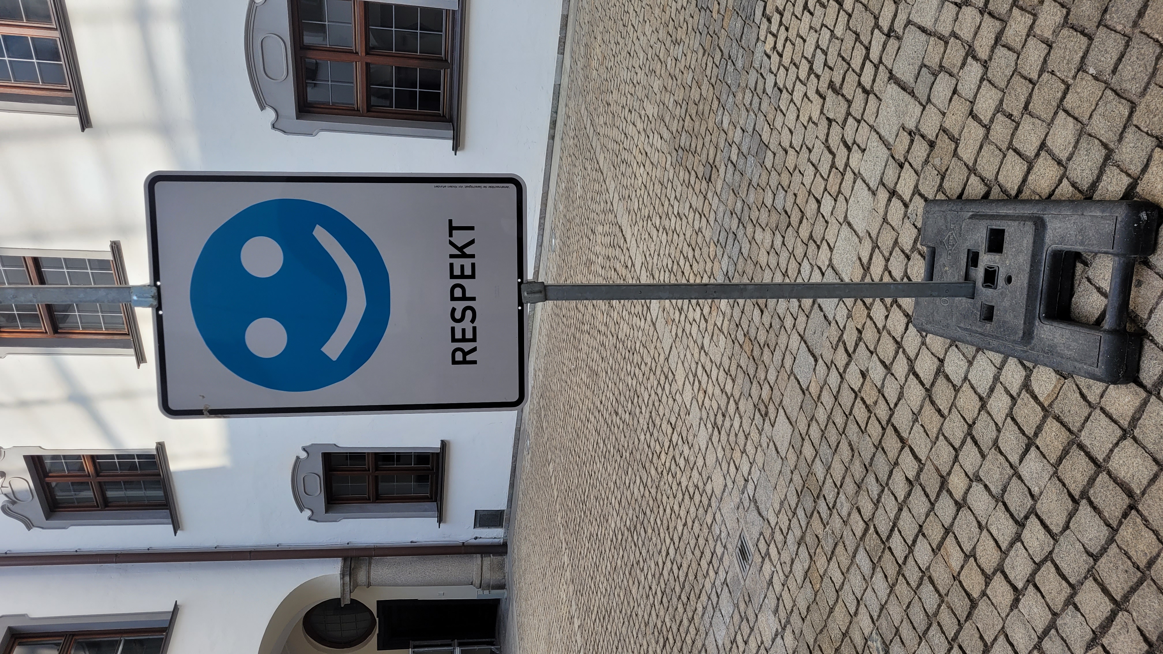 "Respekt" - Verkehrsschild der Gerechtigkeit; Kunstprojekt Papiertheater Nürnberg Verkehrsschilder der Gerechtigkeit, Kunstprojekt des Papiertheaters Nürnberg , Bild: A. Wenzl, ISB
