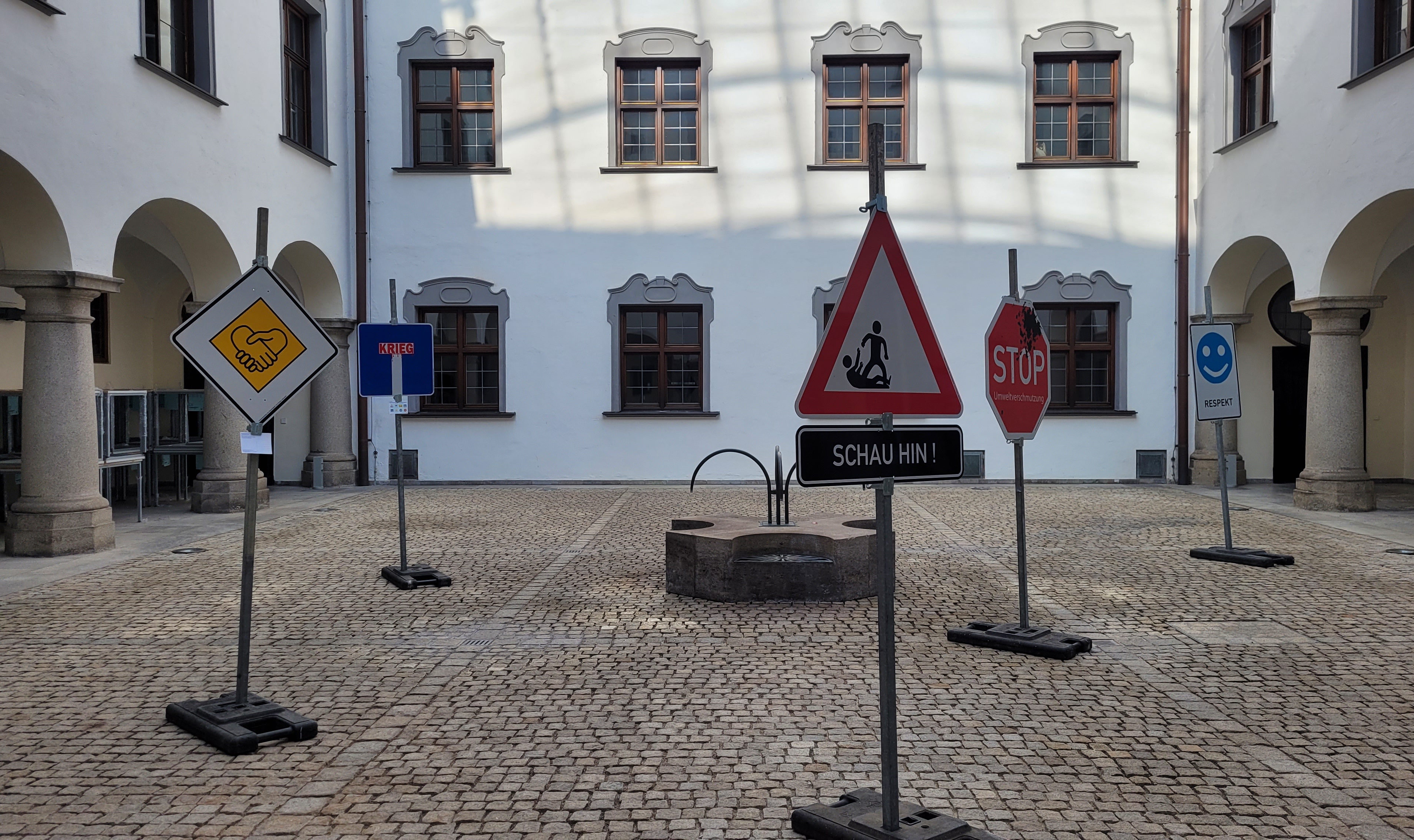 Verkehrsschilder der Gerechtigkeit, Kunstprojekt ausgestellt an der ALP, Dillingen Verkehrsschilder der Gerechtigkeit, Kunstprojekt des Papiertheaters Nürnberg , Bild: © A. Wenzl, ISB